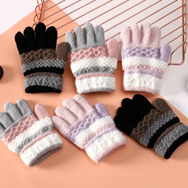 Зимние Теплые вязаные детские перчатки, милые полосатые детские вязаные варежки с раздельными пальцами для мальчиков и девочек из детского сада 2-8 лет